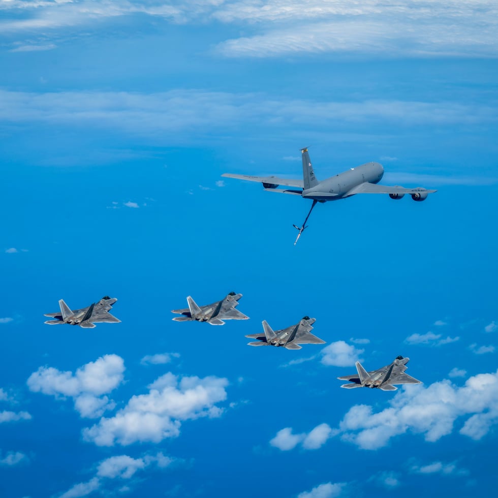 El avión privado había salido de Aruba hacia Miami cuando se encontró repentinamente con un avión que utiliza la Fuerza Aérea de Estados Unidos para reabastecer de combustible a los jet militares en pleno vuelo. (Archivo)