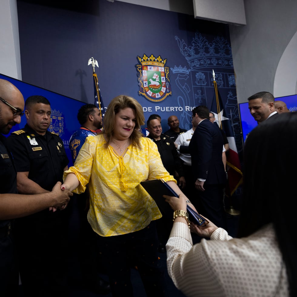La Ley 91 del 2022 le concedió un alza salarial de $746 a los oficiales del Departamento de Corrección y Rehabilitación. En la foto, la gobernadora Jenniffer González en la conferencia de prensa en la que se anunció la entrada en vigor del aumento.