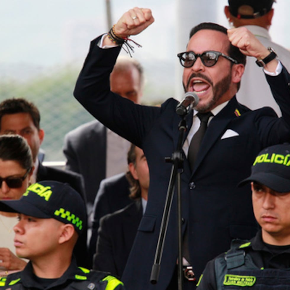Según la Constitución colombiana, la toma de posesión presidencial debe realizarse en una sesión en la sede de la legislatura ubicada en Bogotá.