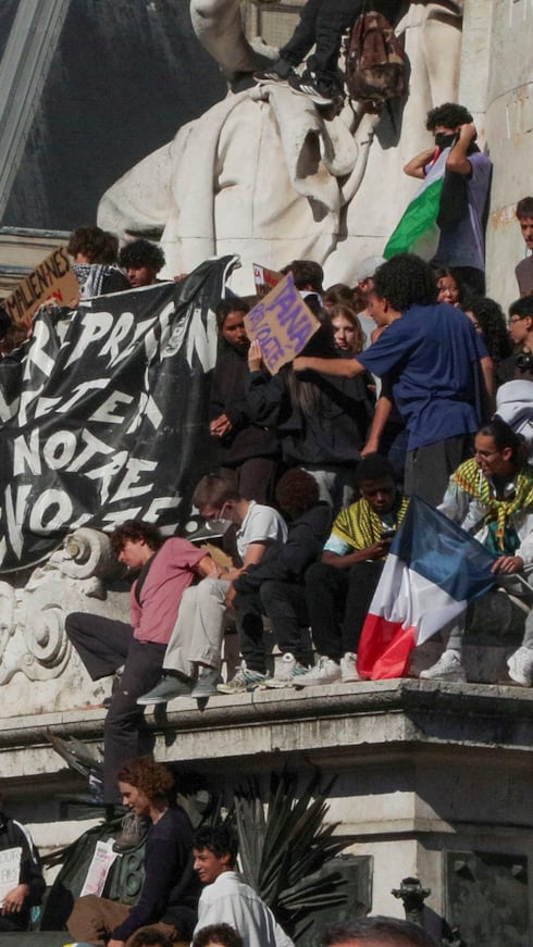 Las protestas estudiantiles reunieron en París y otras grandes ciudades francesas a decenas de miles de personas a favor de una mejor educación y contra los recortes en el sector público, en un momento en el que el Gobierno francés está bajo presión ante la desconfianza de los mercados.