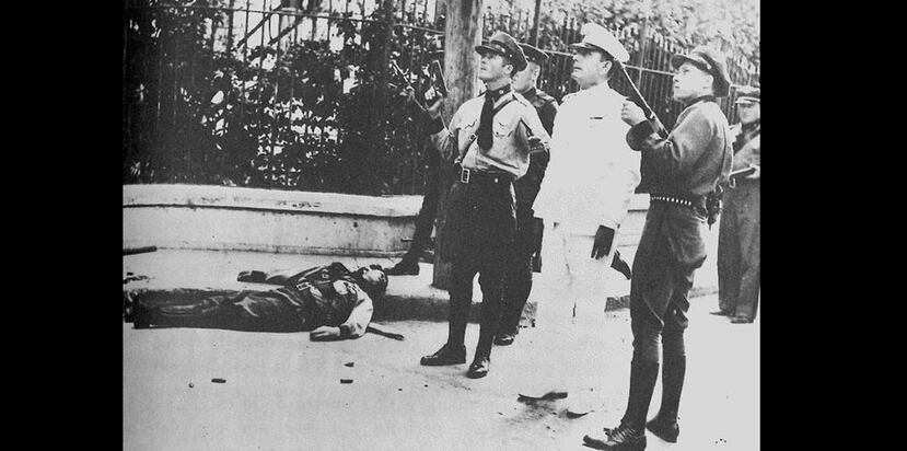 Varios oficiales de la Policía momentos después de la Masacre de Ponce. (Toma pantalla / YouTube)