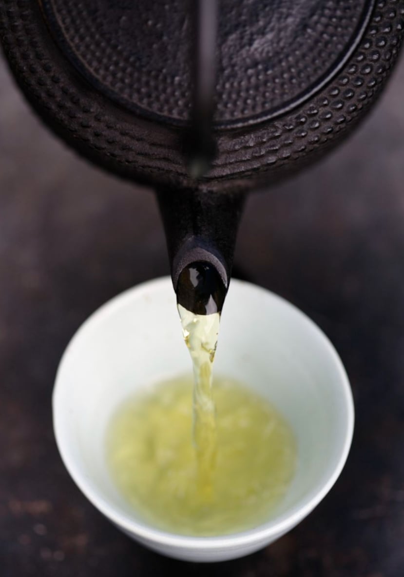 El té blanco es una infusión ofrece una alternativa natural para quienes buscan mejorar la apariencia de su rostro sin recurrir a métodos complejos