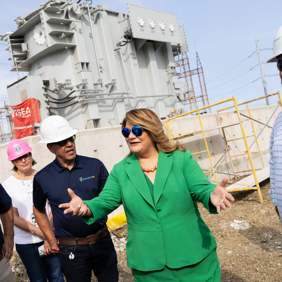 La gobernadora Jenniffer González recorrió el miércoles la central Aguirre, en Salinas, junto al zar de Energía, Josué Colón, y personal de Genera PR.