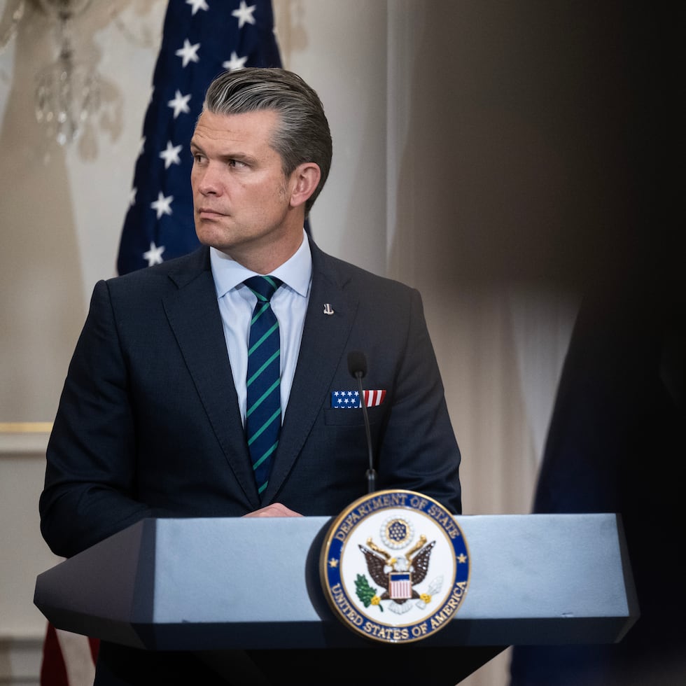 El Ejército indicó que murieron tres personas en una embarcación y dos en la otra.