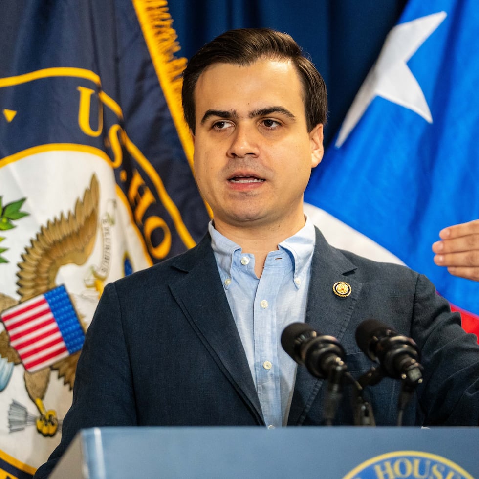 Pablo José Hernández, comisionado residente en Washington, pidió la destitución del secretario de la Gobernación, Francisco Domenech.
