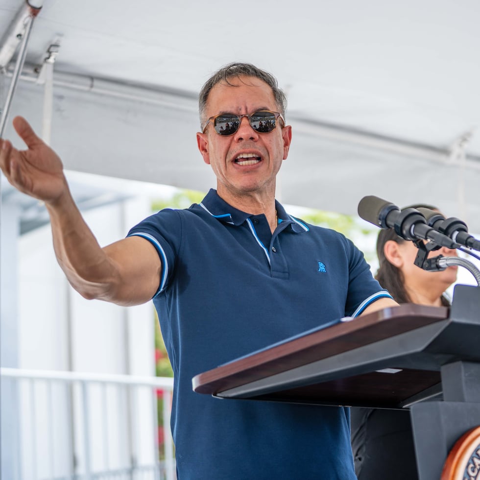 The mayor of San Juan, Miguel Romero, said that the planned construction addresses the need for additional parking in the area due to the planned improvements to Third Millennial Park.