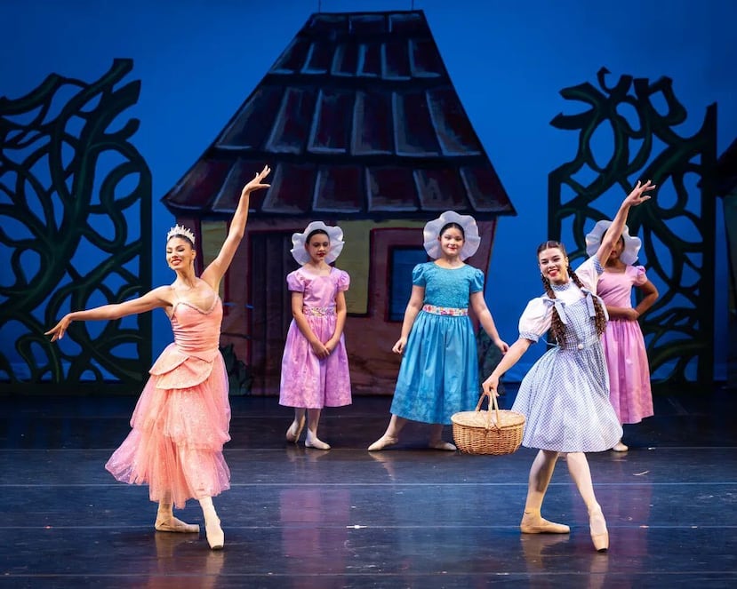 Zashely Alicea, como Glinda, junto a Yariana Del Valle, quien protagonizó el ballet con el papel de Dorothy.