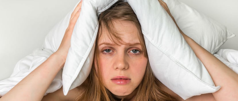 Una persona con trastornos del sueño pierde el control en los horarios de alimentación, incrementa la ingesta de comida y se vuelve sedentario. (Shutterstock)