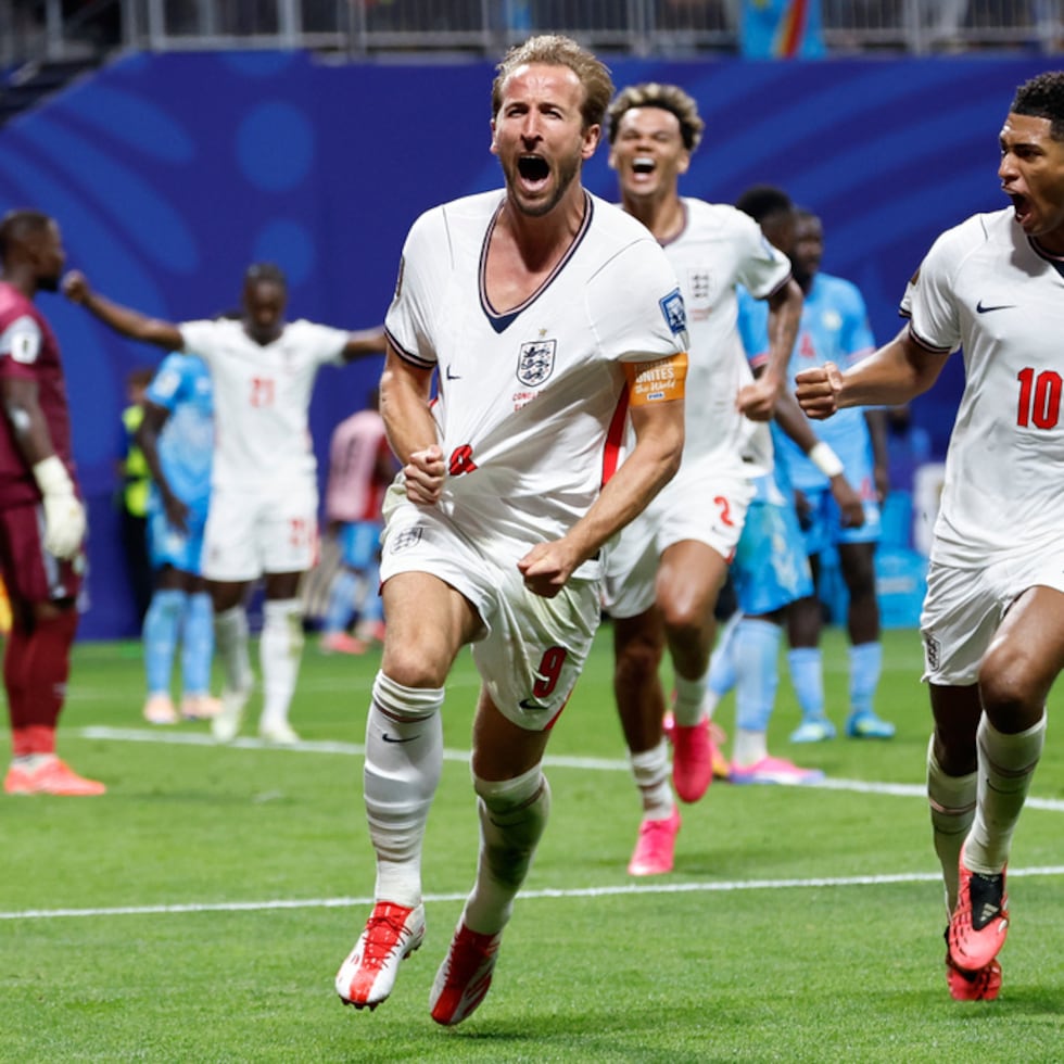 Harry Kane, a la izquierda, celebra junto a Jude Bellingham el gol que le dio el triunfo a Inglaterra.