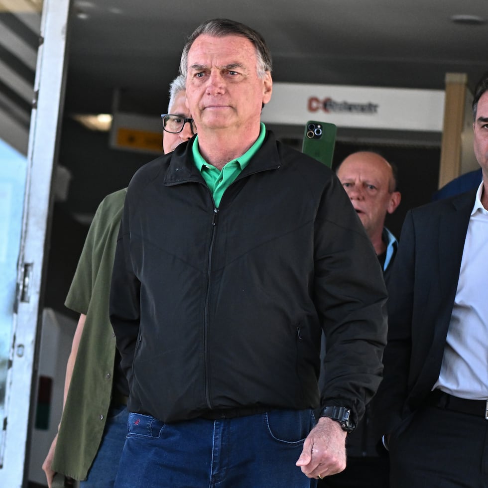 Jair Bolsonaro, junto a su hijo el senador y candidato a la presidencia Flávio Bolsonaro, en Brasil.