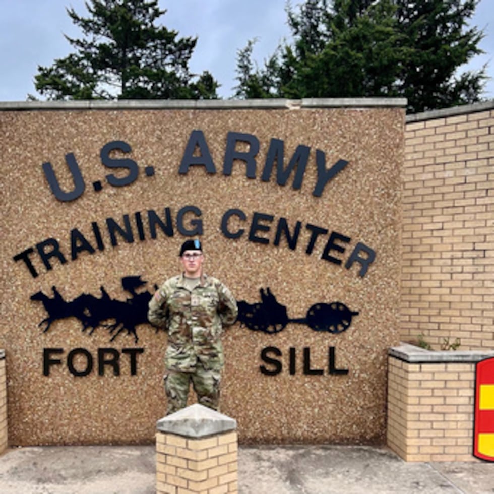 Esta foto facilitada por Andrew Coady muestra a su hijo, Declan Coady, posando para una foto el día de su graduación en el Centro de Entrenamiento del Ejército de Estados Unidos en Fort Sill, Oklahoma, el 15 de marzo de 2024. (Andrew Coady vía AP)