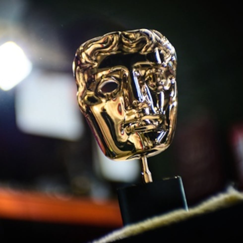 Una máscara de los Premios de Cine de la Academia Británica terminada en un banco de trabajo de la Fundición FSE en Braintree, Inglaterra. (Scott A Garfitt/Invision/AP)