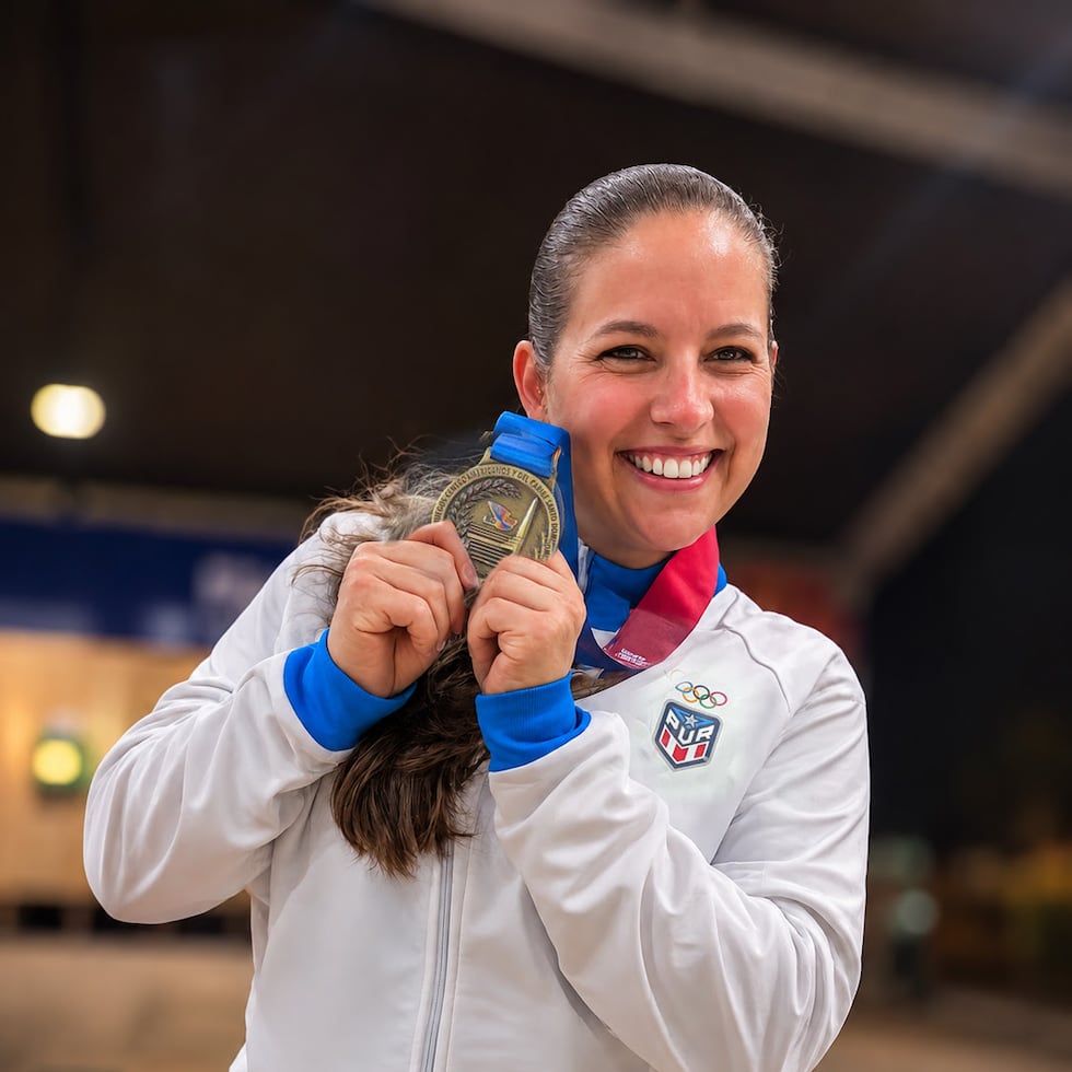 Jennifer Valentín posa con su medalla de oro en tiro desde Santo Domingo.