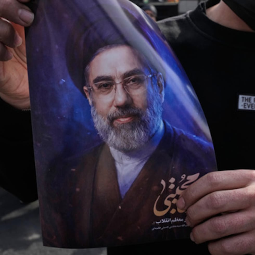 Un hombre sostiene un cartel del ayatolá Mojtaba Jamenei, sucesor de su difunto padre, el ayatolá Ali Jamenei, como líder supremo, durante una concentración en su apoyo en Teherán, Irán, el lunes 9 de marzo de 2026. (AP Photo/Vahid Salemi)