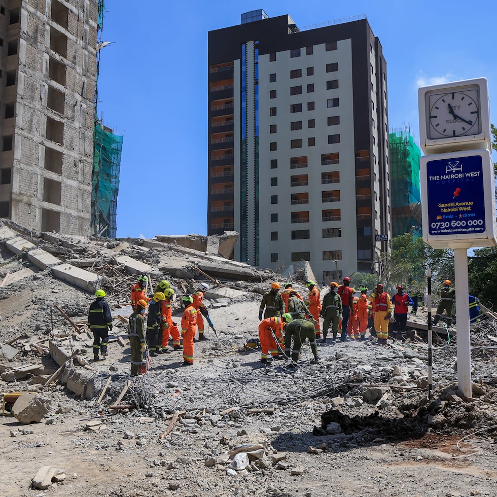 Una cuadrilla de rescatistas trabaja en el lugar del derrumbe de un edificio en Nairobi, Kenia.