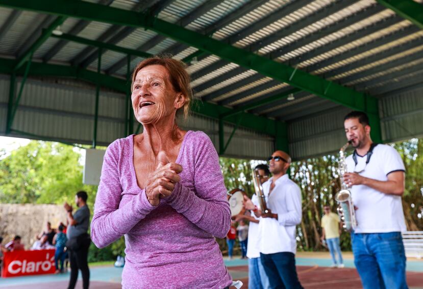 Emanuel Santana y sus Pleneros, sorprendieron a los presentes en medio de una repartición de almuerzos y abastecimiento de víveres, anunciando el inicio de la época navideña.