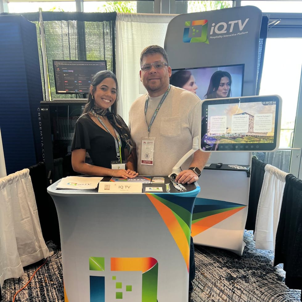 IQTV integra en una sola plataforma canales de televisión, servicios de streaming, menús interactivos, información personalizada y herramientas de comunicación directa.