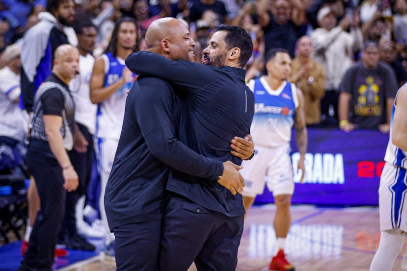 Compañeros de equipo en el pasado y ahora campeones como entrenadores, Larry Ayuso y Christian Dalmau se funden en un abrazo.