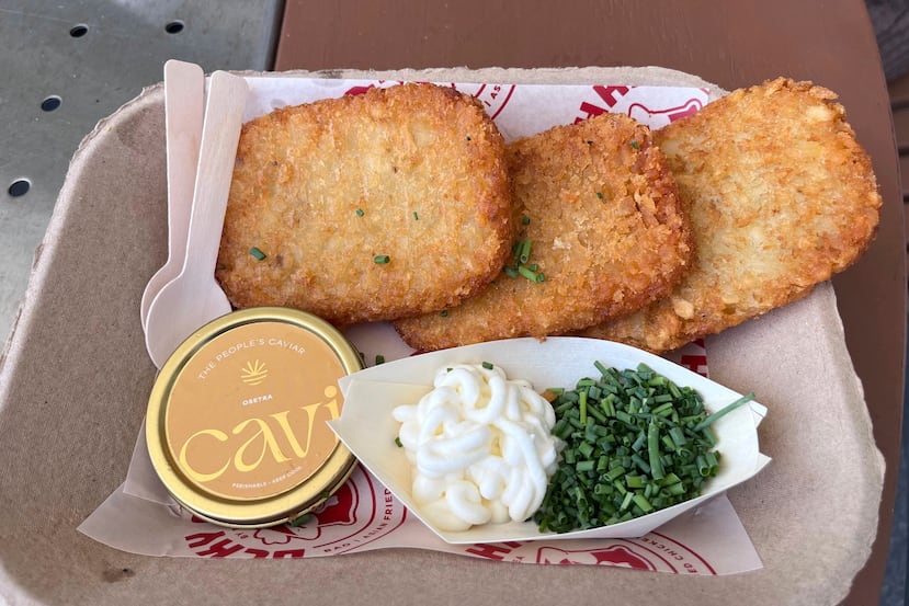 Una porción de “Fancy AF Tots”, valorada en 75 dólares, se exhibe durante un partido de la Copa Mundial en el Miami Stadium de Miami Gardens, Florida.