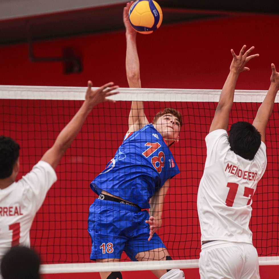Jayden Antonio Figueroa (18) ataca un bloqueo contra Panamá en el Campeonato Continental Sub-19 masculino.