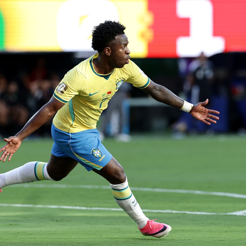 Vinícius Júnior, de Brasil, celebra tras anotar un gol ante Marruecos en el Mundial.