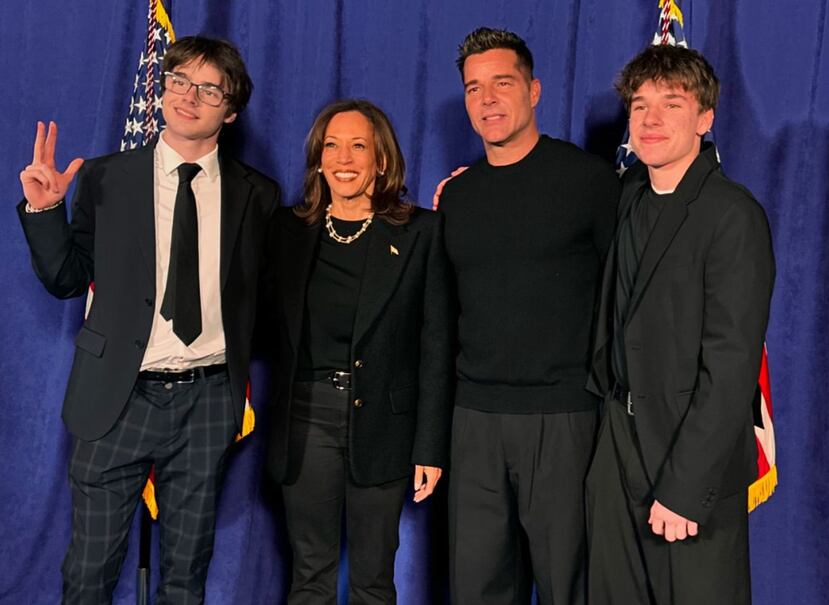 De izquierda a derecha: Matteo Martin, Kamala Harris, Ricky Martin y Valentino Martin, durante un evento del Partido Demócrata en Filadelfia.