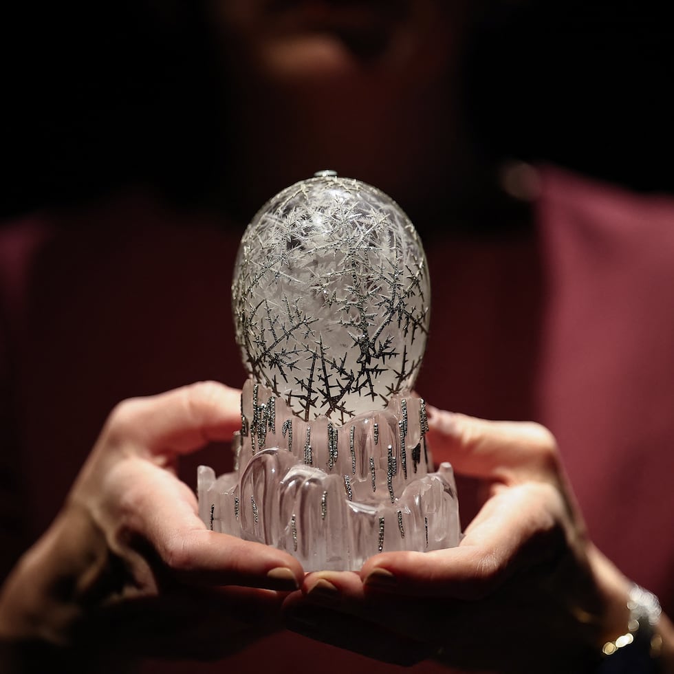 "El Huevo de Invierno" de Fabergé, encargado por el ex emperador ruso Nicolás II como regalo de Pascua a su madre en 1913, se exhibe durante una vista previa para los medios de comunicación en la casa de subastas Christie's en el centro de Londres el 27 de noviembre de 2025.
