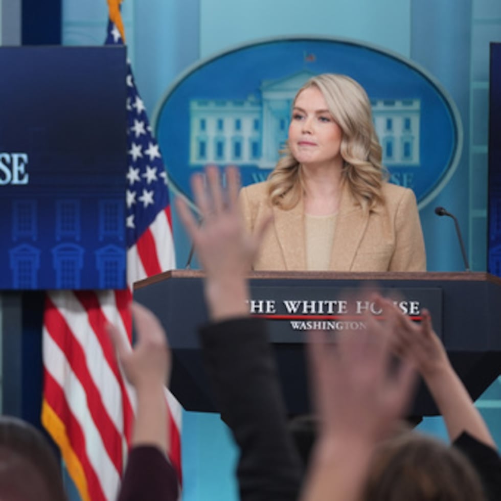 La secretaria de prensa de la Casa Blanca, Karoline Leavitt, habla durante una rueda de prensa en la Casa Blanca, el lunes 1 de diciembre de 2025, en Washington. (AP Photo/Evan Vucci)
