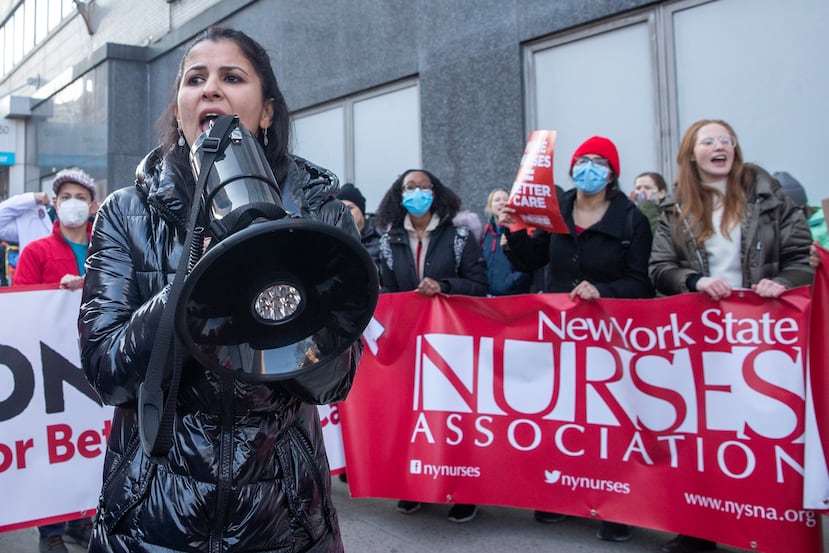 En la huelga participan unas 3,500 enfermeras que trabajan en el centro médico Montefiore del Bronx y otras 3,600 del Hospital Mount Sinai del Upper East Side de Manhattan. (EFE/EPA/SARAH YENESEL)
