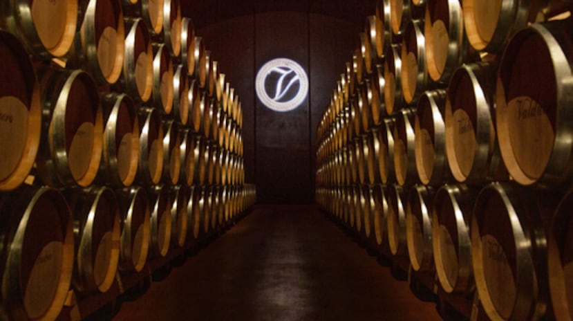 La imagen muestra la sala de barricas de Bodegas Valduero, una de las bodegas pioneras de la Ribera del Duero, ubicada en Gumiel de Mercado, España.