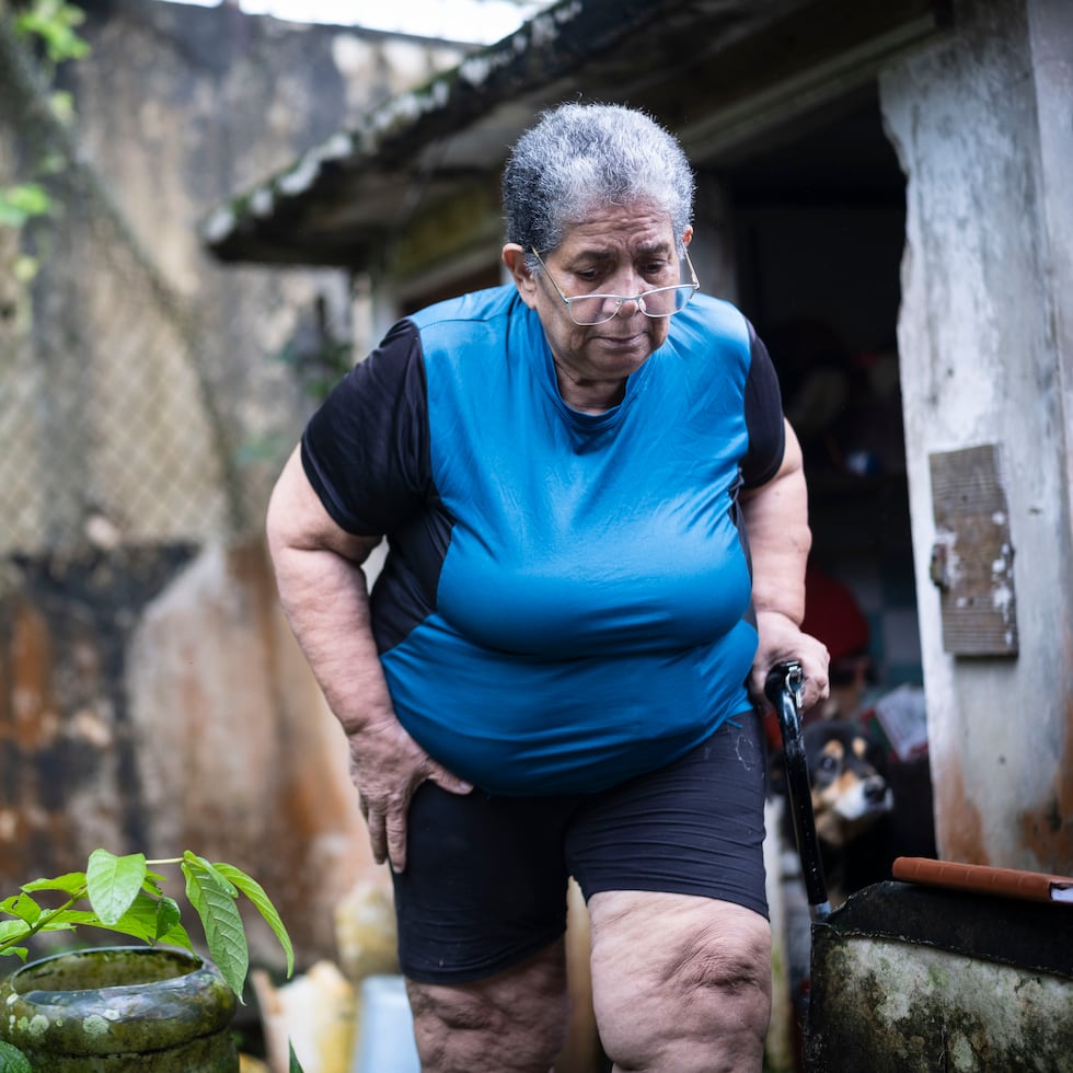 Rosa Félix García reside en la barriada Venezuela, en Río Piedras, hace 33 años, más de la mitad de ellos sin servicio de energía eléctrica.