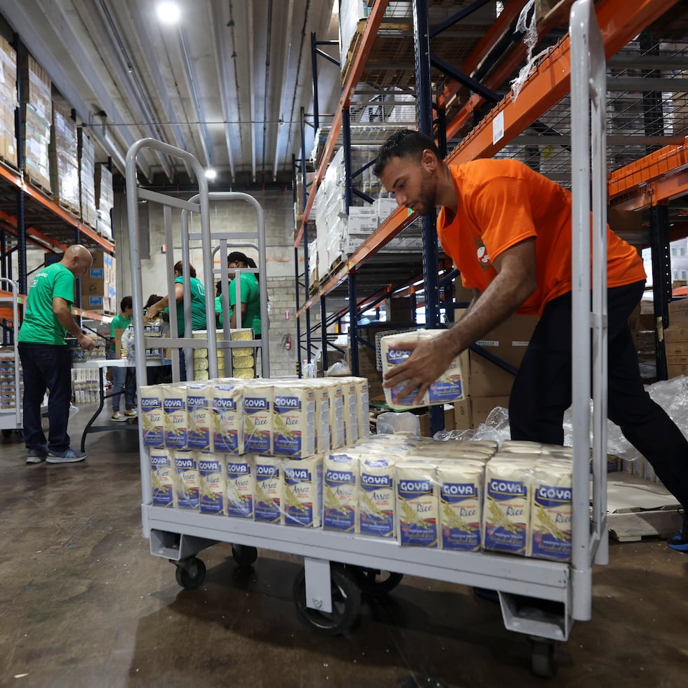 Las cajas contienen, por ejemplo, arroz, habichuelas secas, salsa de tomate, cereal, vegetales y frutas enlatadas, como peras.