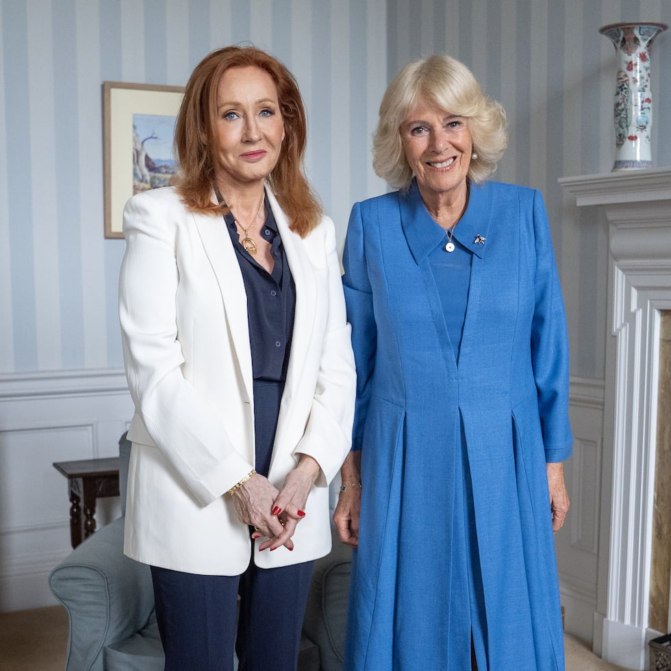 La reina Camila de Gran Bretaña durante una audiencia con J. K. Rowling, en el Palacio de Holyroodhouse de Edimburgo, el martes 30 de junio de 2026, en el marco de la visita del rey a Escocia con motivo de la Semana de Holyrood.