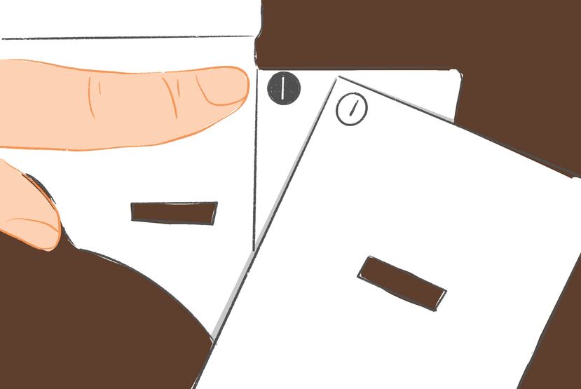 Paso 5: Inserta las pestañas en las ranuras correspondientes a cada número. Asegura con pegamento.