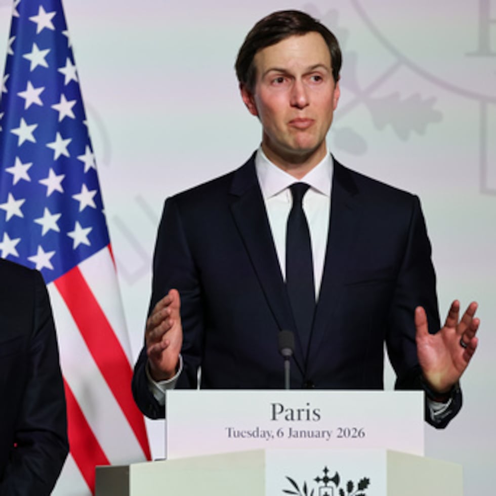 El enviado estadounidense Steve Witkoff, a la izquierda, y el empresario estadounidense y esposo de Ivanka Trump, Jared Kushner asisten a una rueda de prensa tras la firma de la declaración sobre el despliegue de una fuerza posterior al alto el fuego en Ucrania durante la cumbre de la "Coalición de Voluntarios" sobre garantías de seguridad para Ucrania, en el Palacio del Elíseo de París.