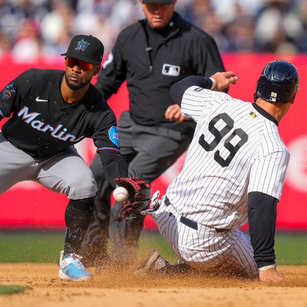 Aaron Judge (99), de los Yankees de Nueva York, se roba exitosamente la segunda base en el octavo inning del juego ante los Marlins de Miami.