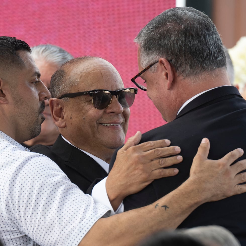 El hermano mayor del alcalde, Pedro López Rivera, en esta imagen junto a su hijo, abrazando a Aníbal José Torres, dirigió un mensaje al pueblo durante los actos fúnebres.