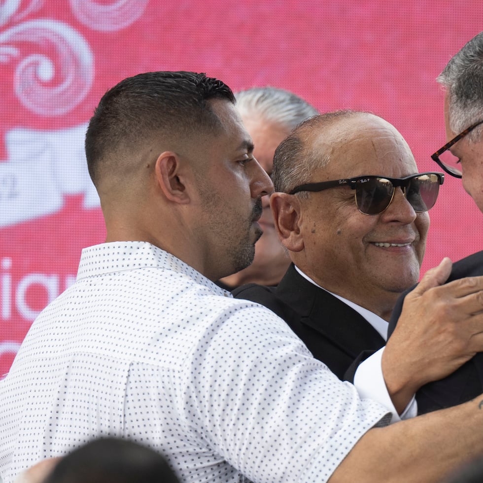 El hermano mayor del alcalde, Pedro López Rivera, en esta imagen junto a su hijo, abrazando a Aníbal José Torres, dirigió un mensaje al pueblo durante los actos fúnebres.