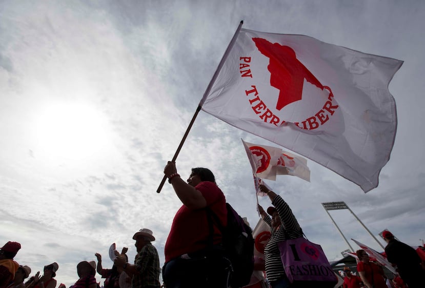 Seguidor del PPD ondea bandera de la colectividad. (Teresa Canino/GFR Media)