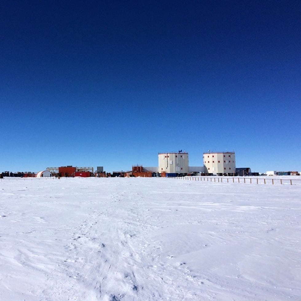 En esta imagen sin fecha, publicada por la Fundación Ice Memory, aparece la Estación Concordia, donde se construye el Santuario de la Memoria del Hielo en la Antártida, para almacenar núcleos de hielo de los Alpes, que guardan la memoria de la atmósfera actual de la Tierra, y se preservan a temperaturas cercanas a los -61 °F para que las futuras generaciones de científicos puedan estudiarlos.