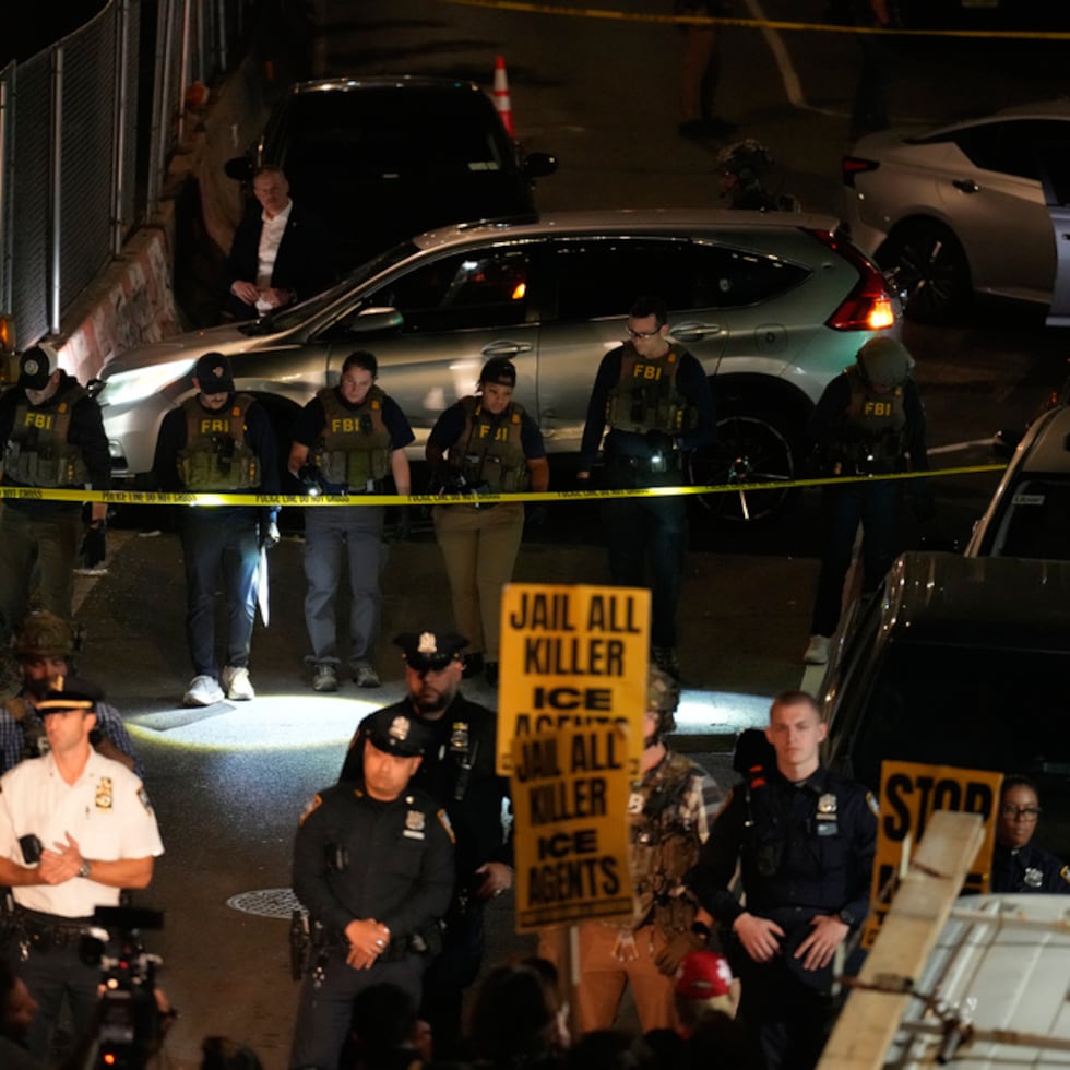 Agentes federales custodian el automóvil que conducía el dominicano Oscar Belgal, herido a tiros por agentes de ICE, en Nueva York.