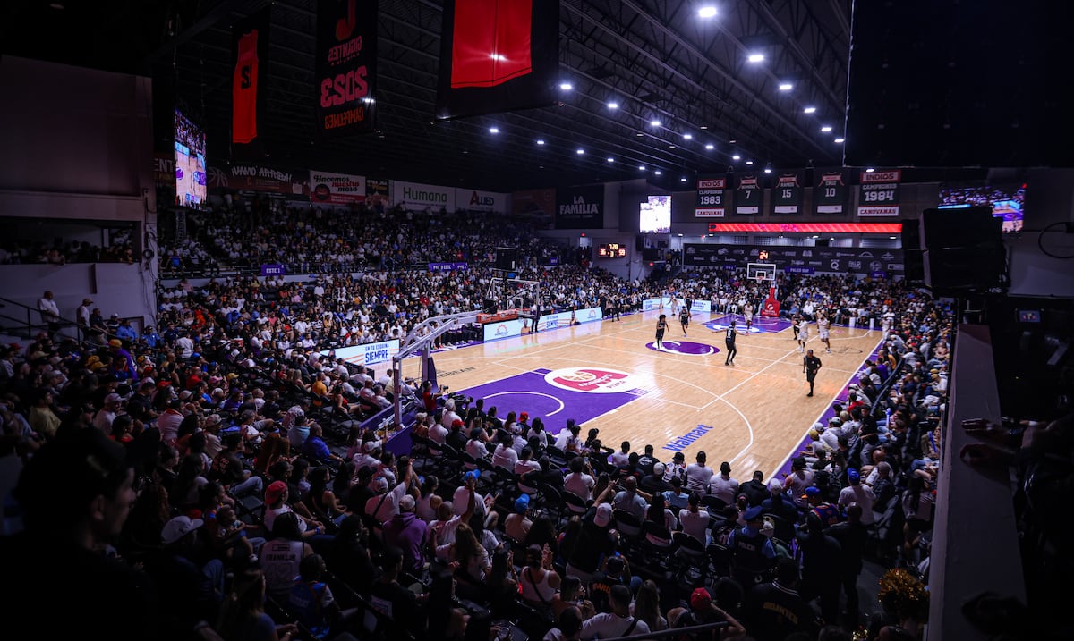 “Inaceptable”: fanático irrumpe en cancha del BSN y simula disparos con arma de hule