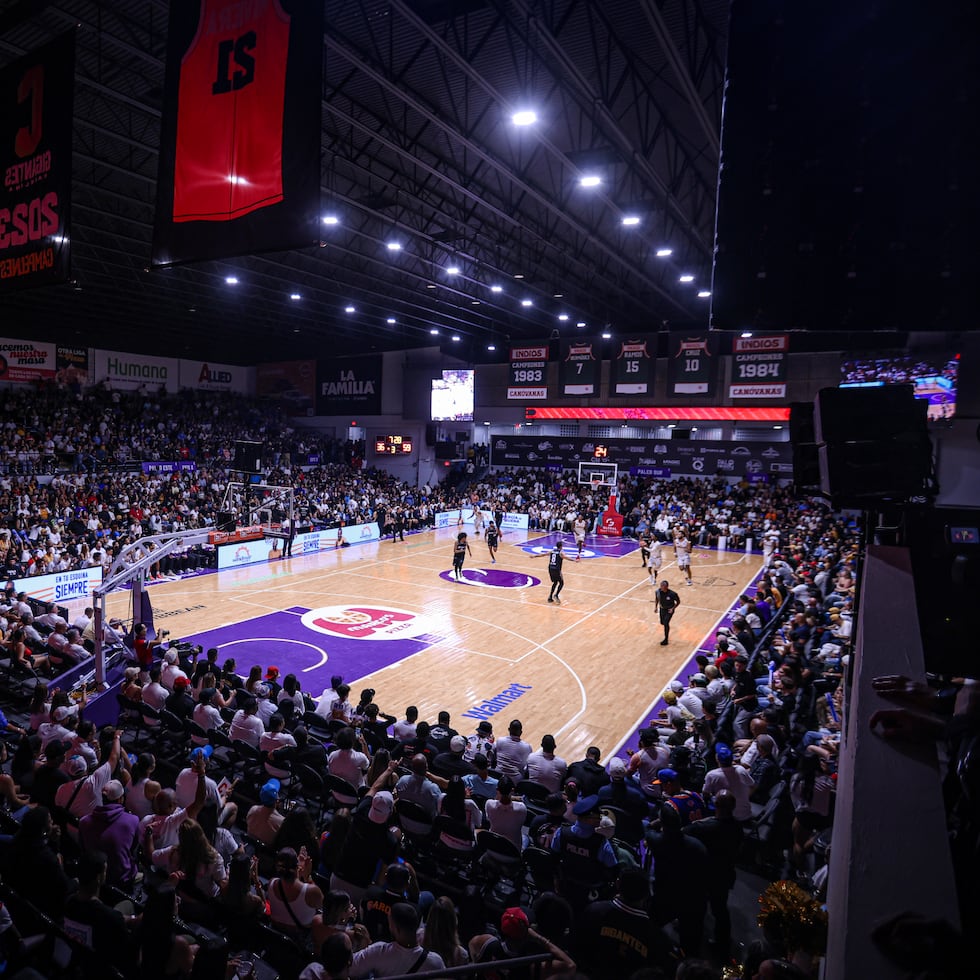 Un fanático ingresó al área de juego de la cancha Carlos Miguel Mangual, en Canóvanas, con un artefacto que, aunque de hule, simulaba ser un arma de fuego. Además, realizó gestos como si fuera a disparar hacia el lado opuesto de las gradas.