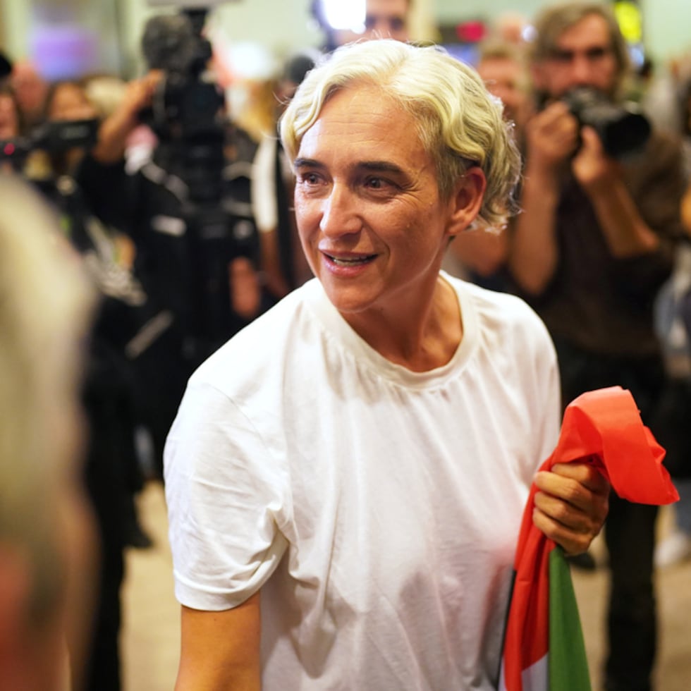 Colau, quien es candidata a la presidencia del gobierno de España por el Frente Amplio, no se le aprobó una visa de entrada a los Estados Unidos presuntamente porque fue detenida tres días por el gobierno de Israel.