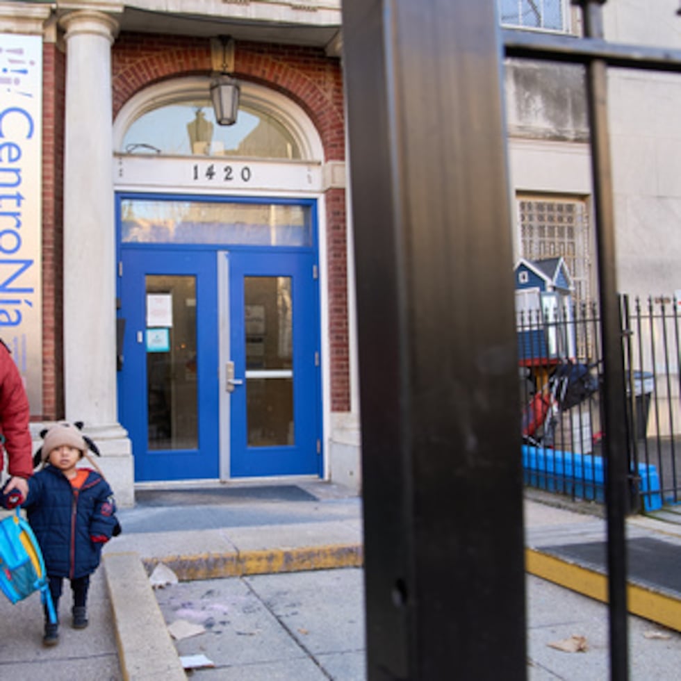 Familias salen del CentroNia al final de la jornada escolar en Washington DC.