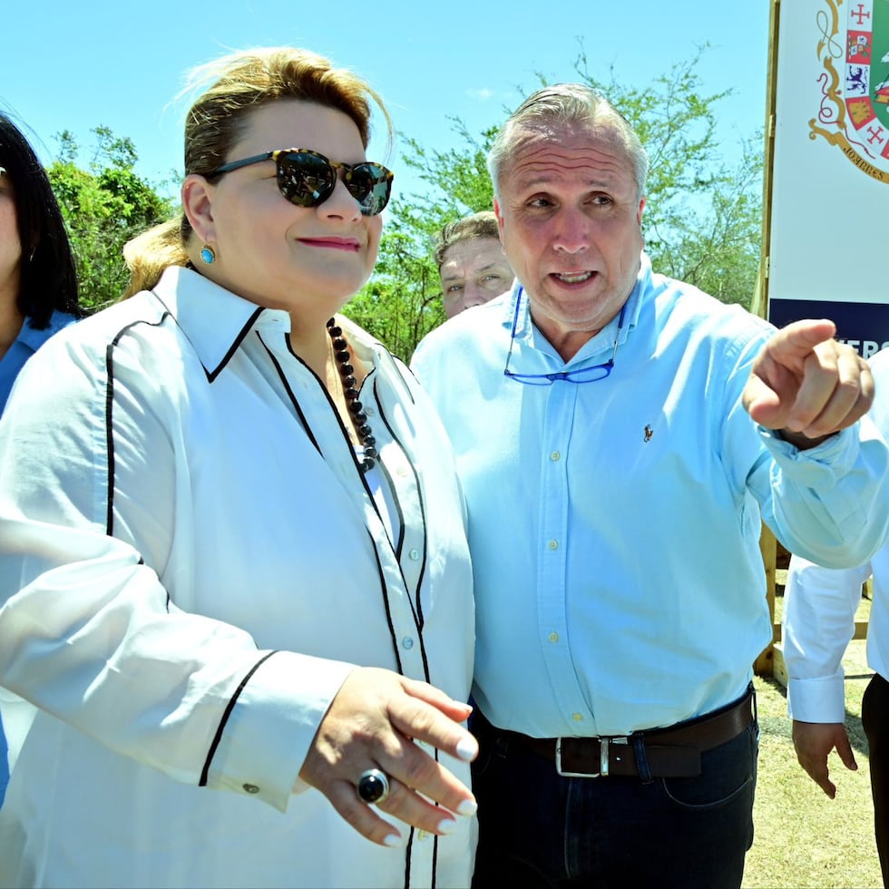 La gobernadora Jenniffer González anunció varias iniciativas gubernamentales durante su visita a Cabo Rojo. En la foto, junto al alcalde Jorge A. Morales Wiscovitch.