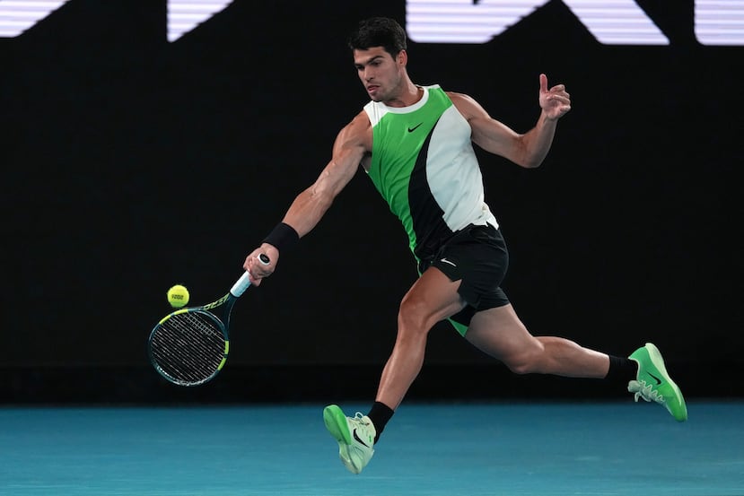 Carlos Alcaraz perdió el primer set, para luego ganar los próximos tres sets corridos.