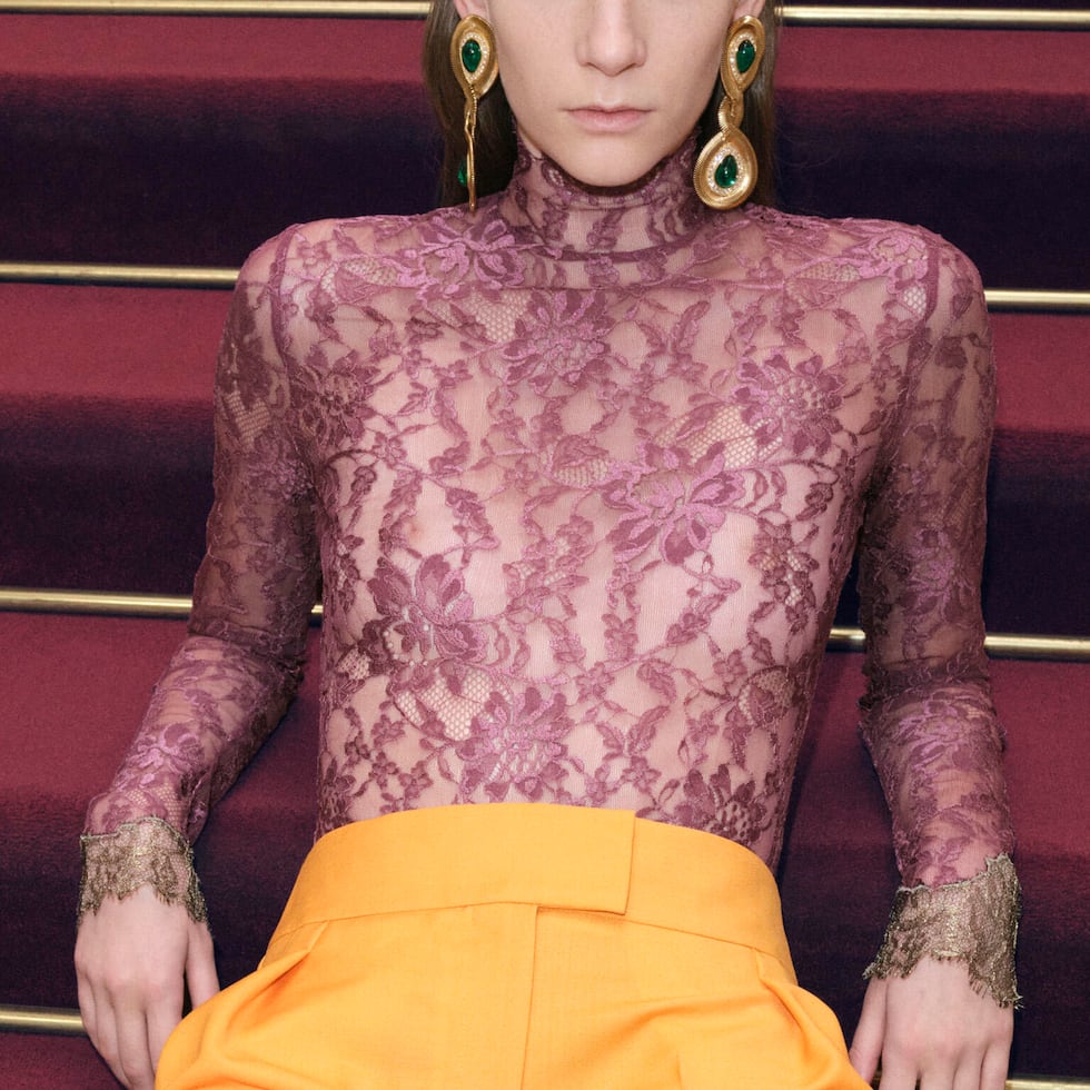 Este año se impone como una tendencia clave con cortes innovadores, materiales inesperados y una actitud que mezcla lo delicado con lo atrevido