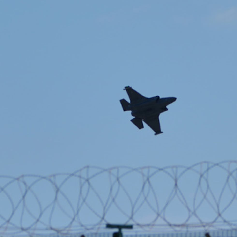 Un caza se prepara para aterrizar en la base aérea RAF Akrotiri, Reino Unido, tras ser alcanzado por un ataque con dron cerca de Limassol, Chipre, lunes 2 de marzo de 2026. (AP Foto/Petros Karadjias)