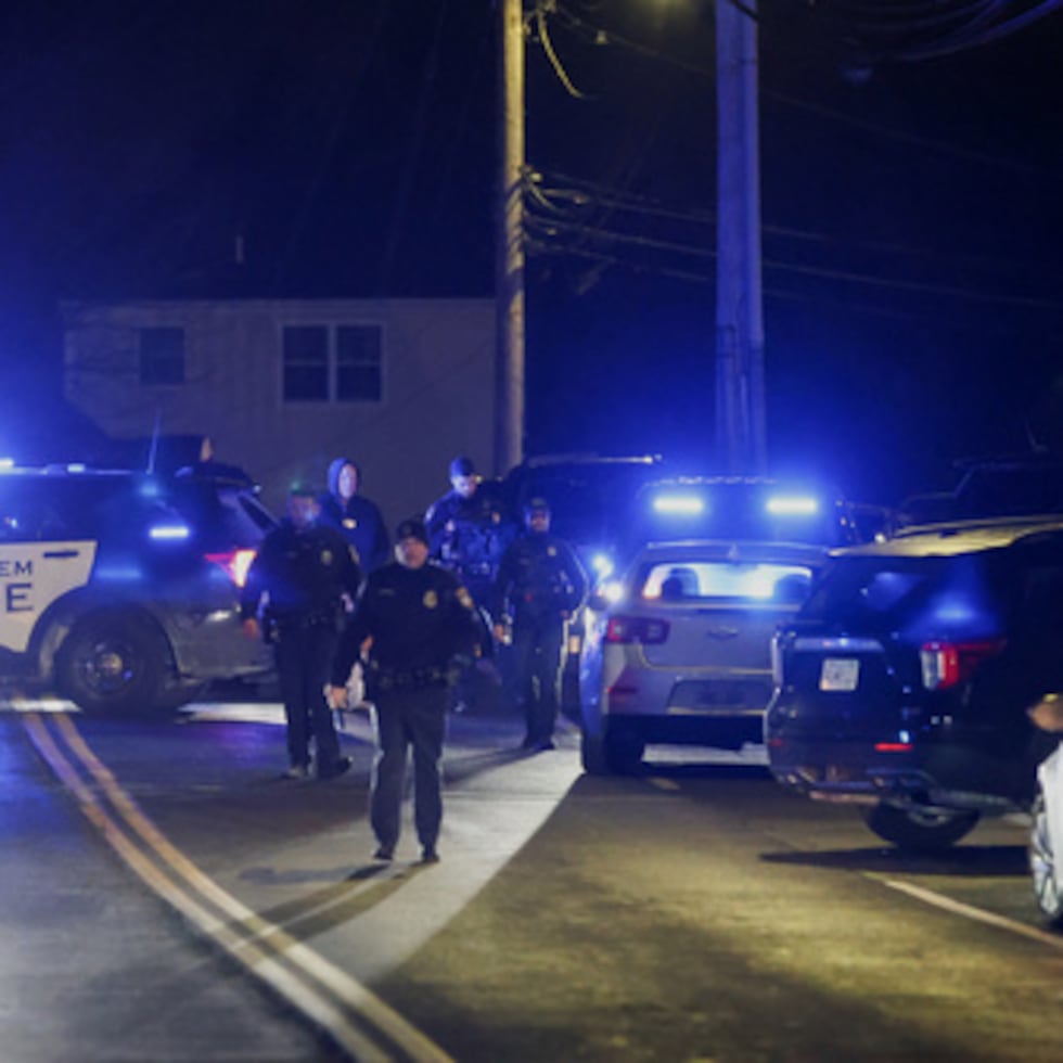 Agentes de la ley buscan en la zona al sospechoso del tiroteo en la Universidad Brown, en Salem, N.H.